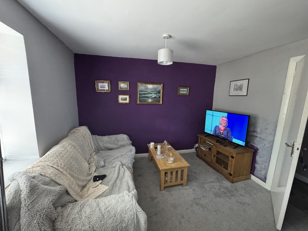 Lot: 68 - MIXED USE INVESTMENT CLOSE TO THE TOWN CENTRE - First floor flat living room